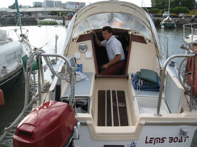 peinture pont 2008 085.jpg - le cokpit avec les capots arrière ouverts celui de gauche contenant deux bourriches 25 et 35 litres qui permettent de les permuter en navigation SANS arréter le moteur et sans les sortir du coffre, 2 réserves essence de 20 litres chacune, un groupe électrogène portatif de secours, une echelle de bain, les béquilles, la mini bombonne de gaz ( qui est donc déportée hors du carré ce qui est un élément de sécurité), un bonbonne de gaz de réserve, le balai brosse, le tuyau d'arrosage, une épuisette et un mini carrelet pliant pour les crevettes, gros entonnoir à essence, huile moteur etc ... Le coffre tribord très peu profond sert à stoker des baches et taud diverss qui servent à protéger la grand voile au port ou à s'abriter du soleil